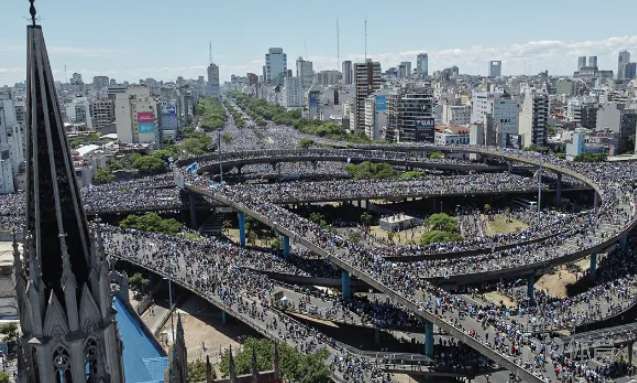 ESPN：大约有400万阿根廷球迷走上布宜诺斯艾利斯街头庆祝