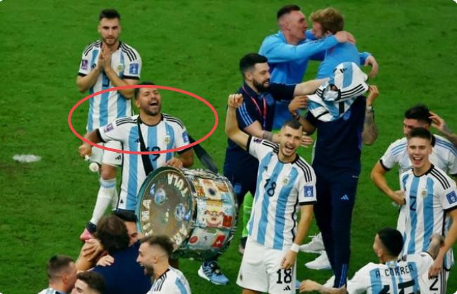顺走老大爷的大鼓庆祝，阿圭罗如何回报阿根廷老球迷？回报惊人(2)