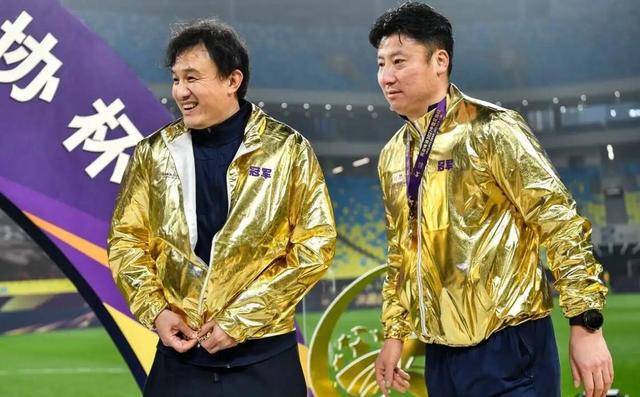 山东泰山要想夺冠离不开金牌教练郝伟，如今他怎么了？(4)