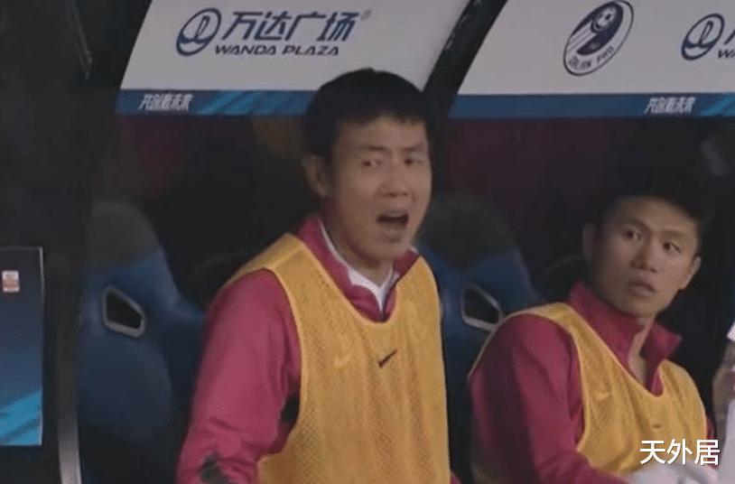 名记曝中国足球红人秦升已跑路，最后一次现身时，狂骂球童父母！(4)