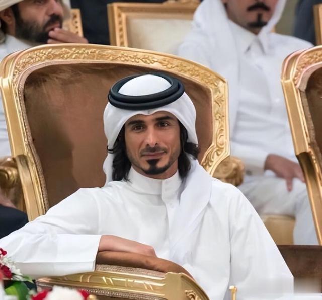 卡塔尔王子44岁，8个孩子的父亲，与贝克汉姆同框，谁更帅？(8)