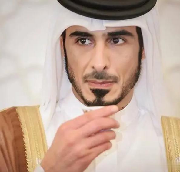卡塔尔王子44岁，8个孩子的父亲，与贝克汉姆同框，谁更帅？(9)