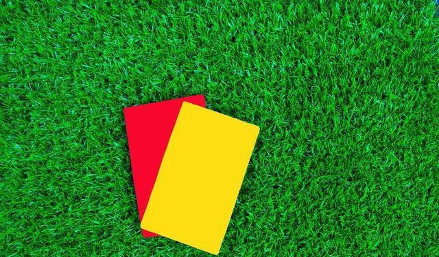 红黄牌不足为奇，可足球场上出现的这个牌想必没见过吧？