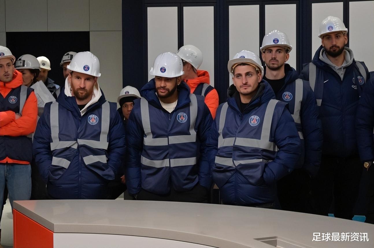 梅西安全帽+工装亮相！带领大巴黎球员参观建筑工地！