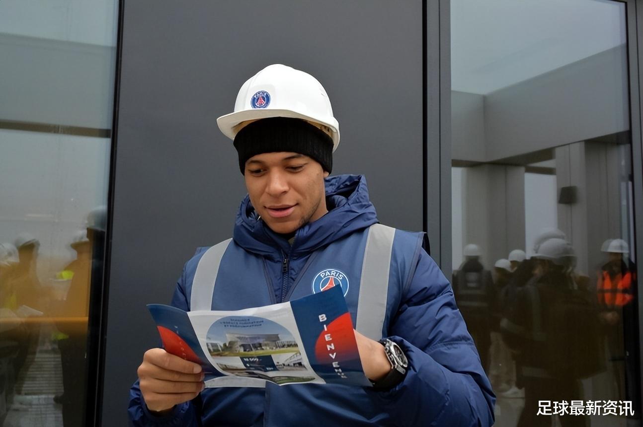 梅西安全帽+工装亮相！带领大巴黎球员参观建筑工地！(2)
