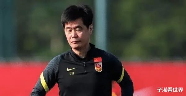 绝了，中国足球传来坏消息：李霄鹏很尴尬，球迷吐槽：真是个笑话(1)