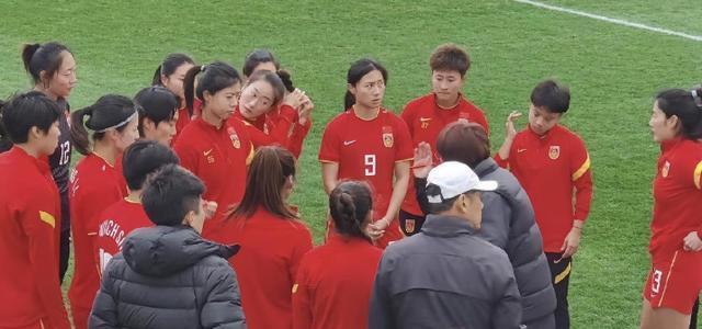 0-1到2-1！中国女足2023首胜诞生，33岁亚洲杯英雄爆发+2球大逆转(2)