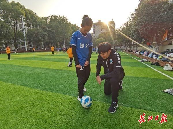 入选女足精英训练营，这两个小女生有了新收获(3)
