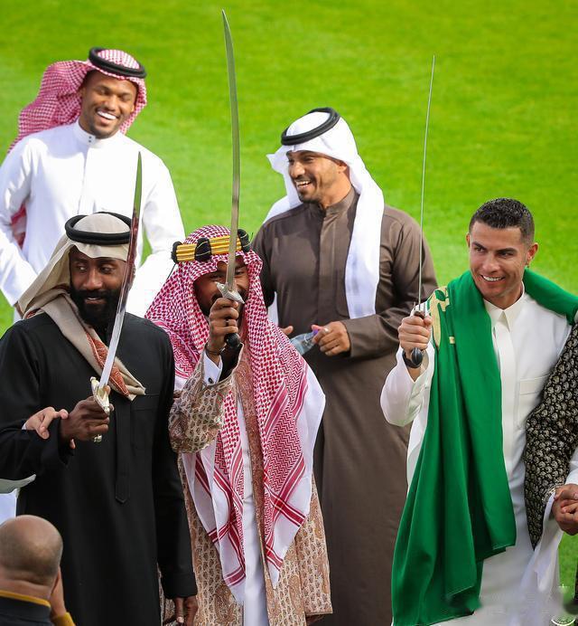 2月22日，C罗参加沙特的建国纪念日活动。沙特全国迎来4天假期。到沙特踢球，C罗(1)