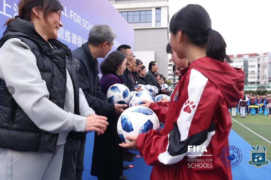 推动足球运动在校园开展 足球训练课程将走进上海244所学校