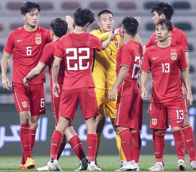1-1！中国男足被爆冷，平均年龄大3岁仍踢不过，中国足球再现业余(4)