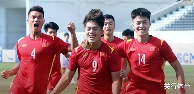 U20国足第一场比赛裁判员利好中国的红色战袍，提升了年轻队员的使命感(4)