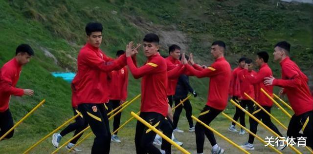 U20国足第一场比赛裁判员利好中国的红色战袍，提升了年轻队员的使命感(5)
