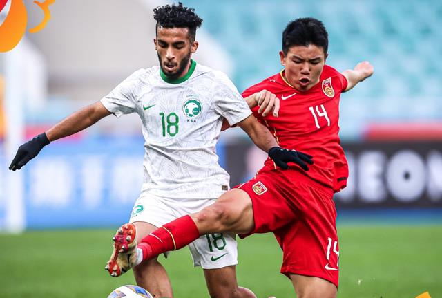 0-2！沙特队倒下，球员眼眶含泪，中国男足出线在望，8强或碰韩国