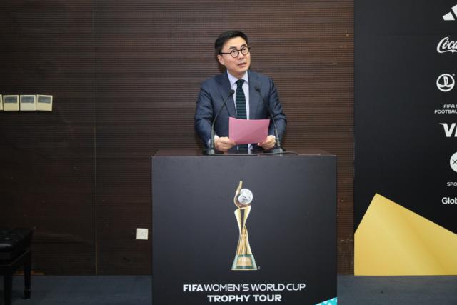 女足世界杯巡展中国站:马晓旭张馨现身为奖杯揭幕(3)