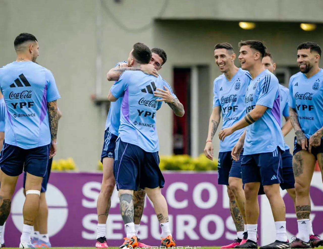 阿根廷国家队集训，来看看训练场上梅老板和队友们在一起有多开心！[呲牙]
德保镖居(1)