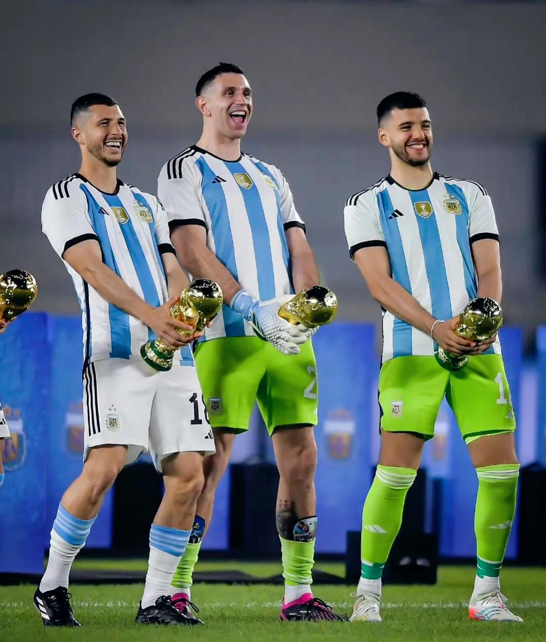 主场2比0战胜巴拿马赛后，阿根廷全队上下再次庆祝了卡塔尔世界杯夺冠。赛后球员们唱