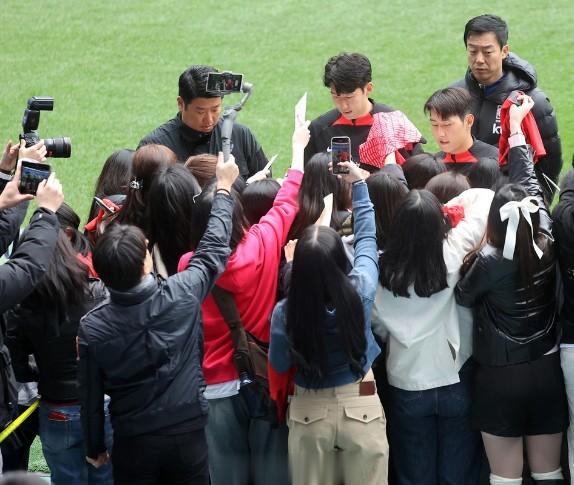 孙兴慜和李刚仁给韩国球迷签名，女球迷的比例有点儿高啊。#孙兴慜# ​​​