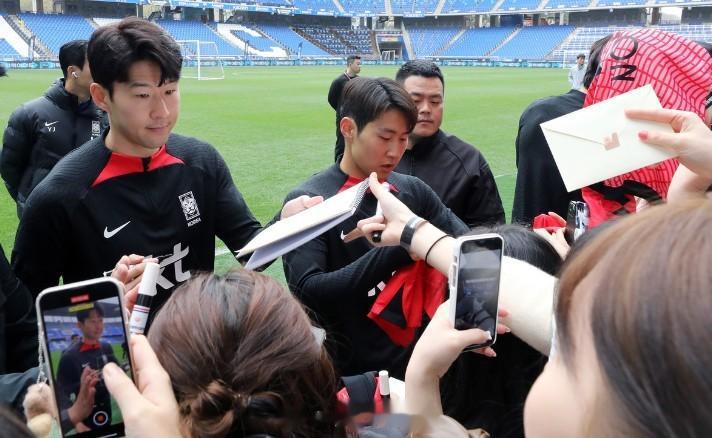 孙兴慜和李刚仁给韩国球迷签名，女球迷的比例有点儿高啊。#孙兴慜# ​​​(2)