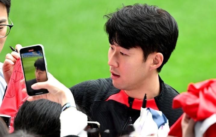 孙兴慜和李刚仁给韩国球迷签名，女球迷的比例有点儿高啊。#孙兴慜# ​​​(3)