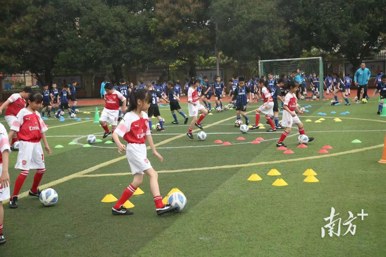 珠海鱼林小学牵手岁月明星，彭伟国足球青训点再添新成员(3)