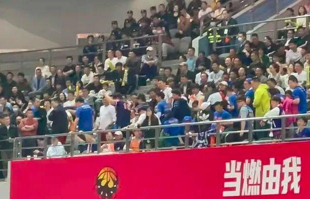 上海球迷赛场内外抄作业骂人，沪媒辩解太愚蠢