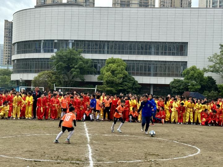 小学体育节开幕，学生和浙江女足精彩PK赛(1)