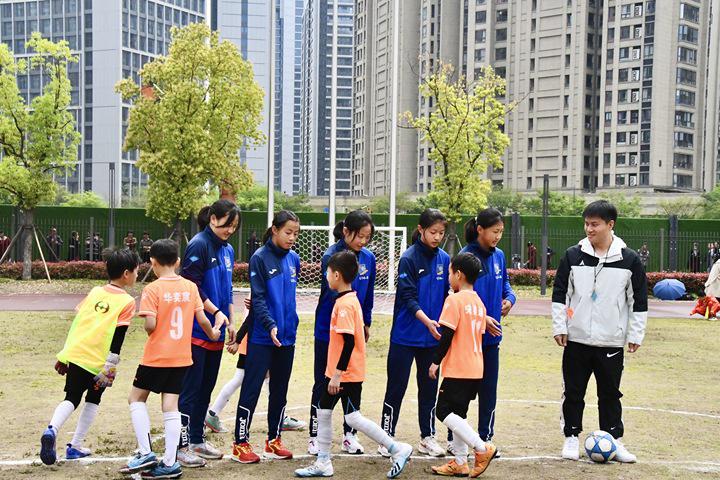 小学体育节开幕，学生和浙江女足精彩PK赛(11)