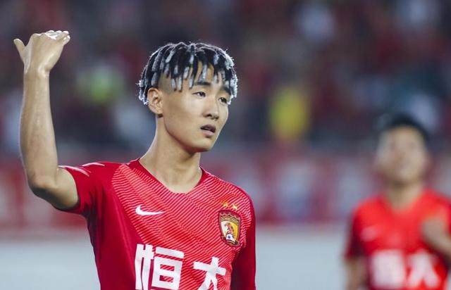 中国男足队长正式跟欧洲球队签约，未来将迎来首秀亮相(3)