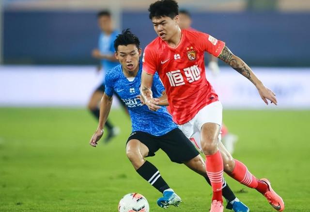 中国男足队长正式跟欧洲球队签约，未来将迎来首秀亮相(4)