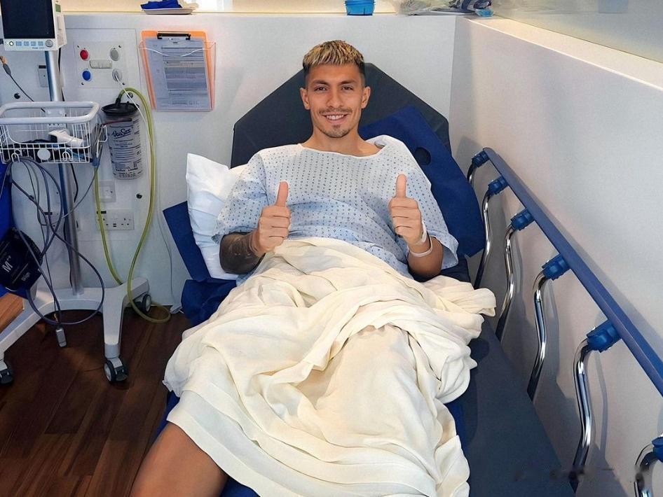 在社交网站上，曼联中后卫利桑德罗·马丁内斯分享了一张自己接受足部手术后躺在病床上(1)