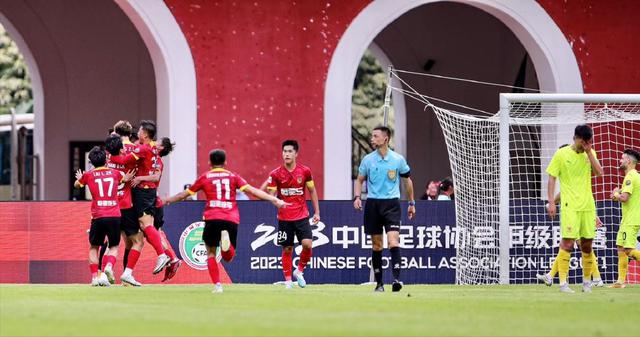 1比1！广州队93分钟绝平，裁判双标再惹争议，球迷：还不放过恒大(1)