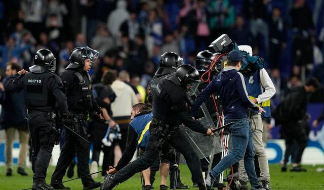 巴萨险遭群殴！西班牙人球迷冲入球场，与警方对峙，布教授被吓坏(6)