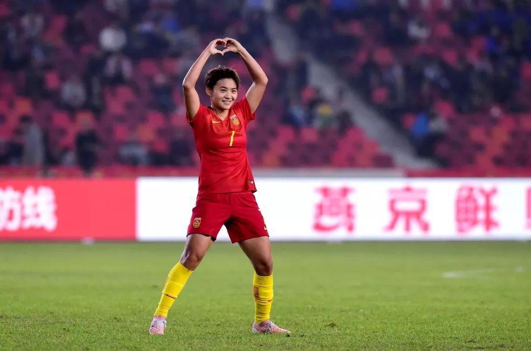 黄强歪谈体育认为，王霜做为中国女足旗帜人物，她选择多次留洋，每次都会遇到各种挫折(10)