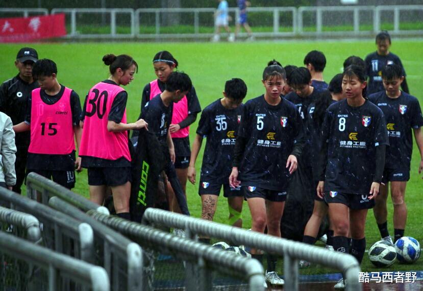 中国女足U20国家队今天到达参赛地仰光(5)