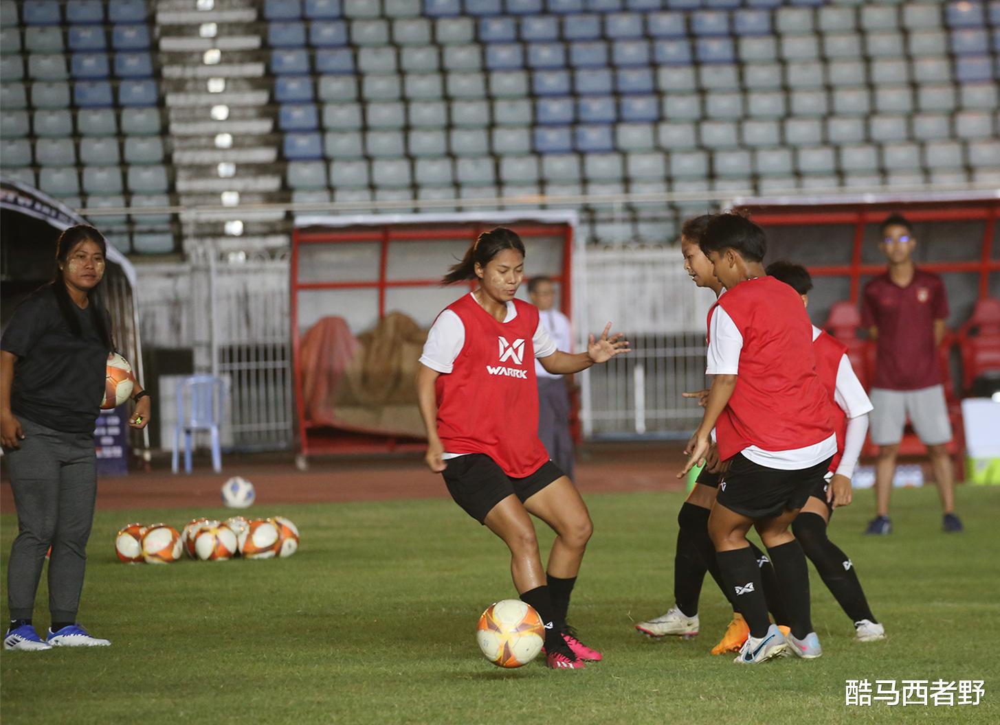中国女足U20国家队今天到达参赛地仰光(6)