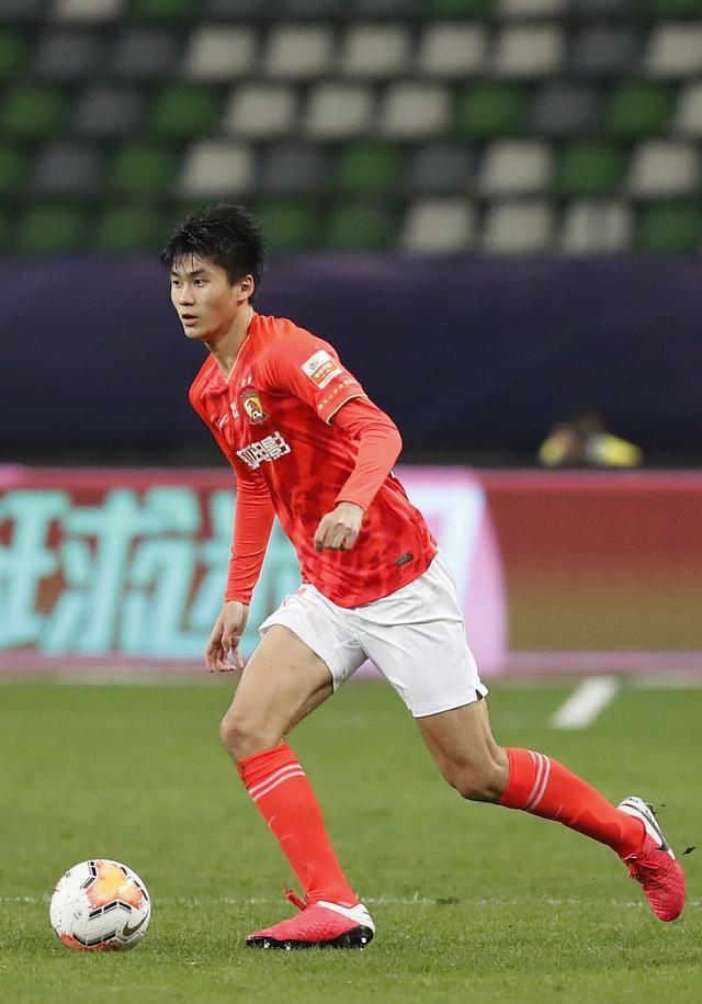 喜讯！中国男足国脚首次代表欧冠劲旅踢主力，就带队赢球征服球迷(2)