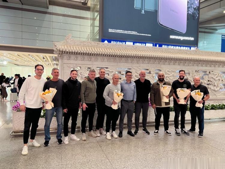 来了！澳大利亚男足国家队教练组抵达北京(1)
