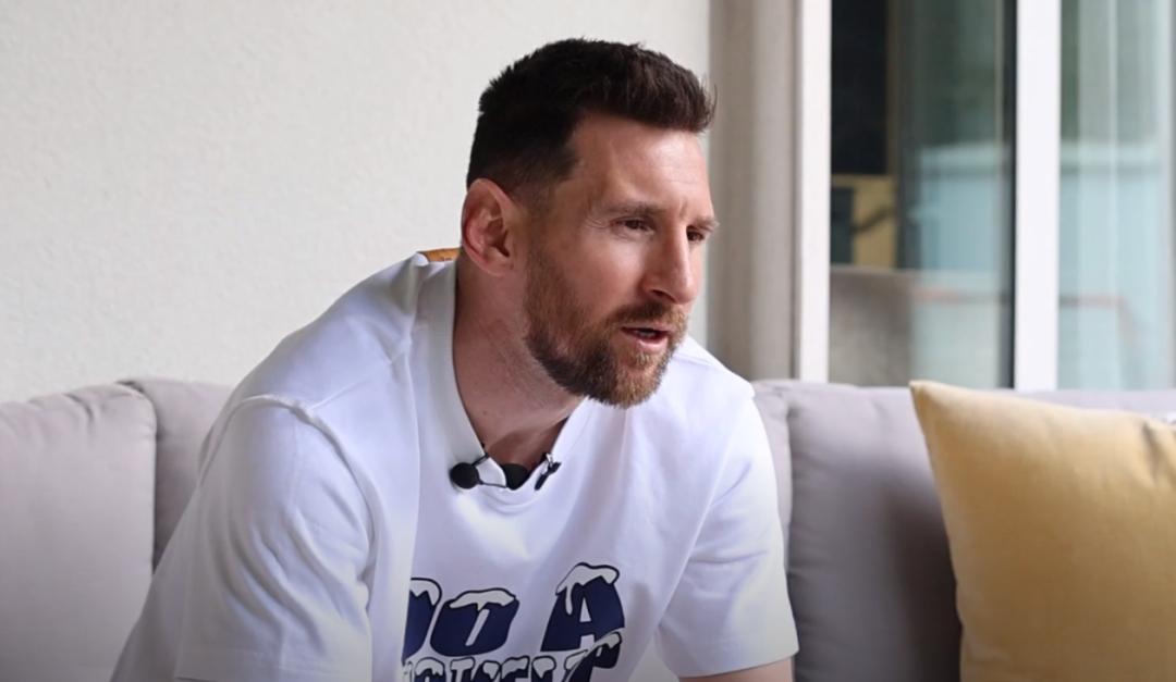 阿根廷球星梅西 Messi 接受西班牙《世界体育报》等媒体采访时证实，他决定以自(1)