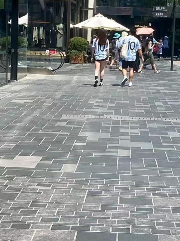 今天在北京的街头巷尾随处可见到穿着梅西球服的球迷的身影。
梅西，相信有很多人和我(1)