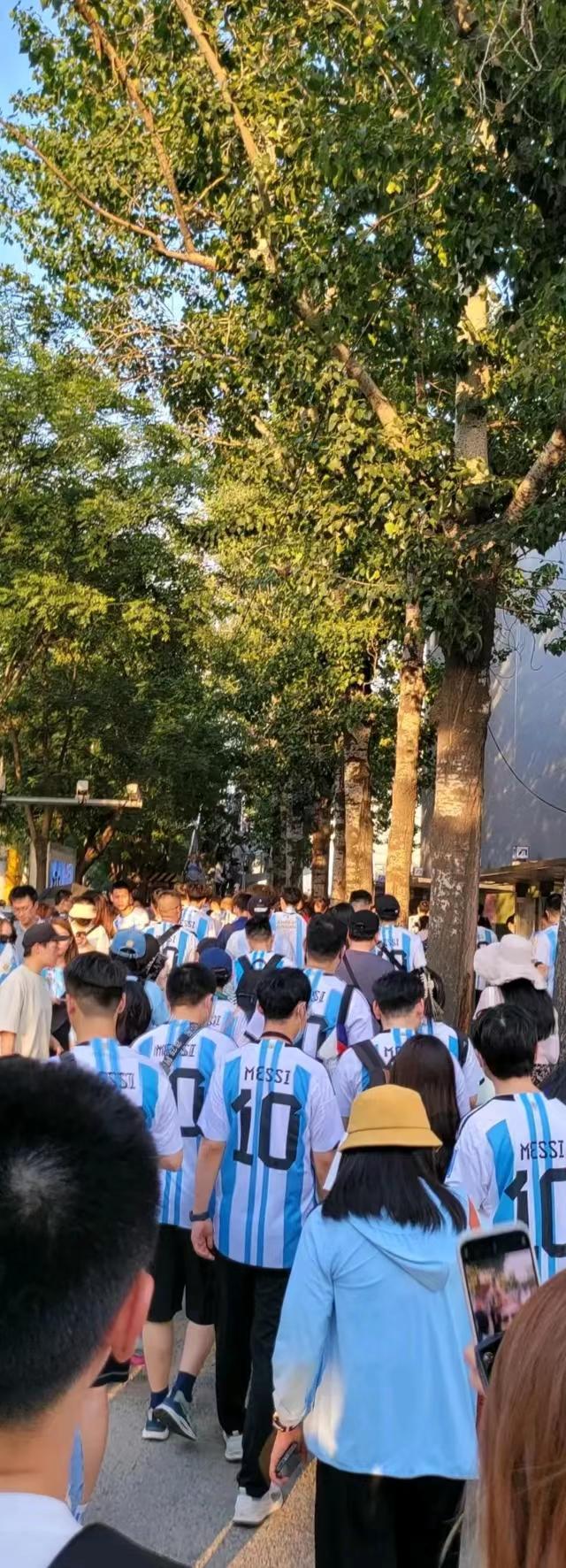 今天在北京的街头巷尾随处可见到穿着梅西球服的球迷的身影。
梅西，相信有很多人和我(3)
