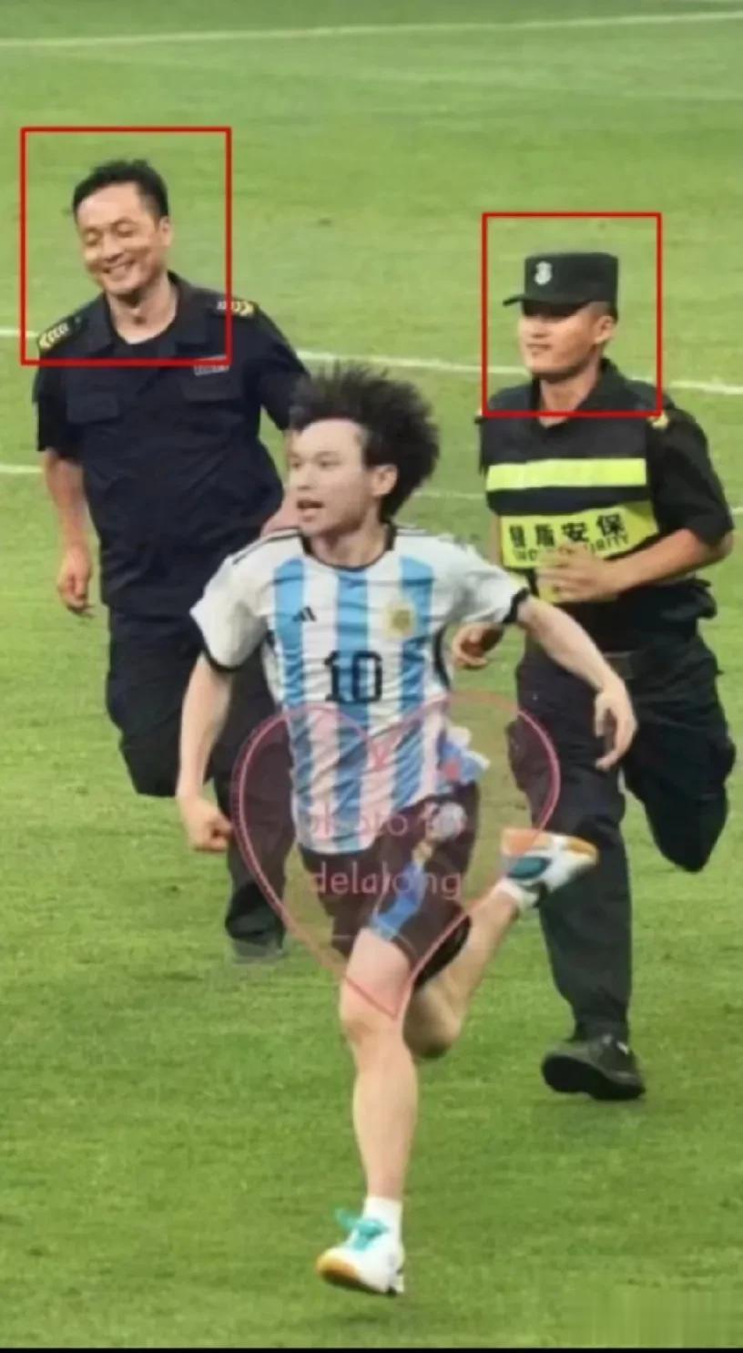  三个宝宝快乐地奔跑 ，把梅西都逗乐了，作为阿根廷球迷，有生之年能抱一下球王，这