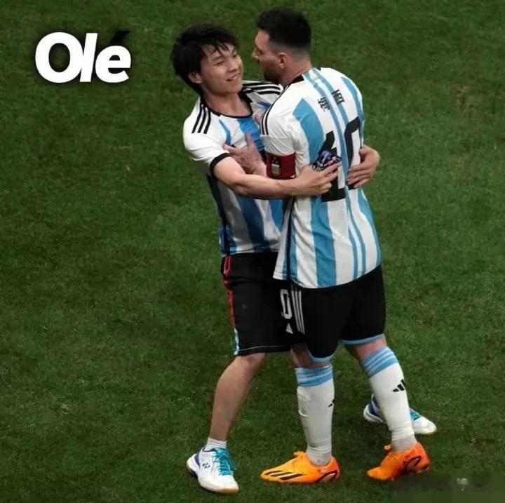  三个宝宝快乐地奔跑 ，把梅西都逗乐了，作为阿根廷球迷，有生之年能抱一下球王，这(3)