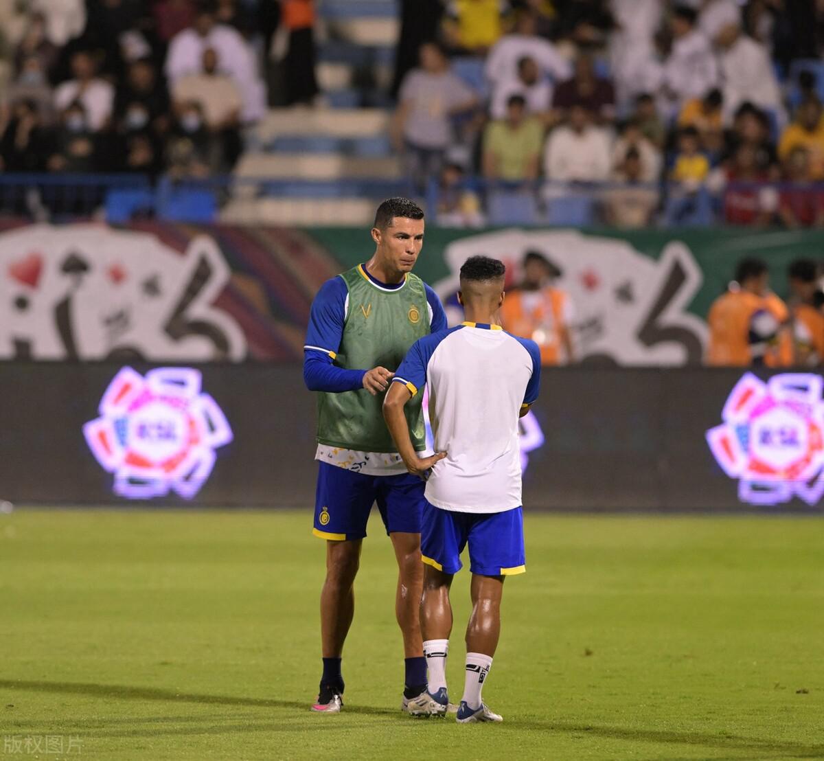 费迪南德：C罗是足球的先驱，去沙特不丢人，如同去大联盟一样(1)