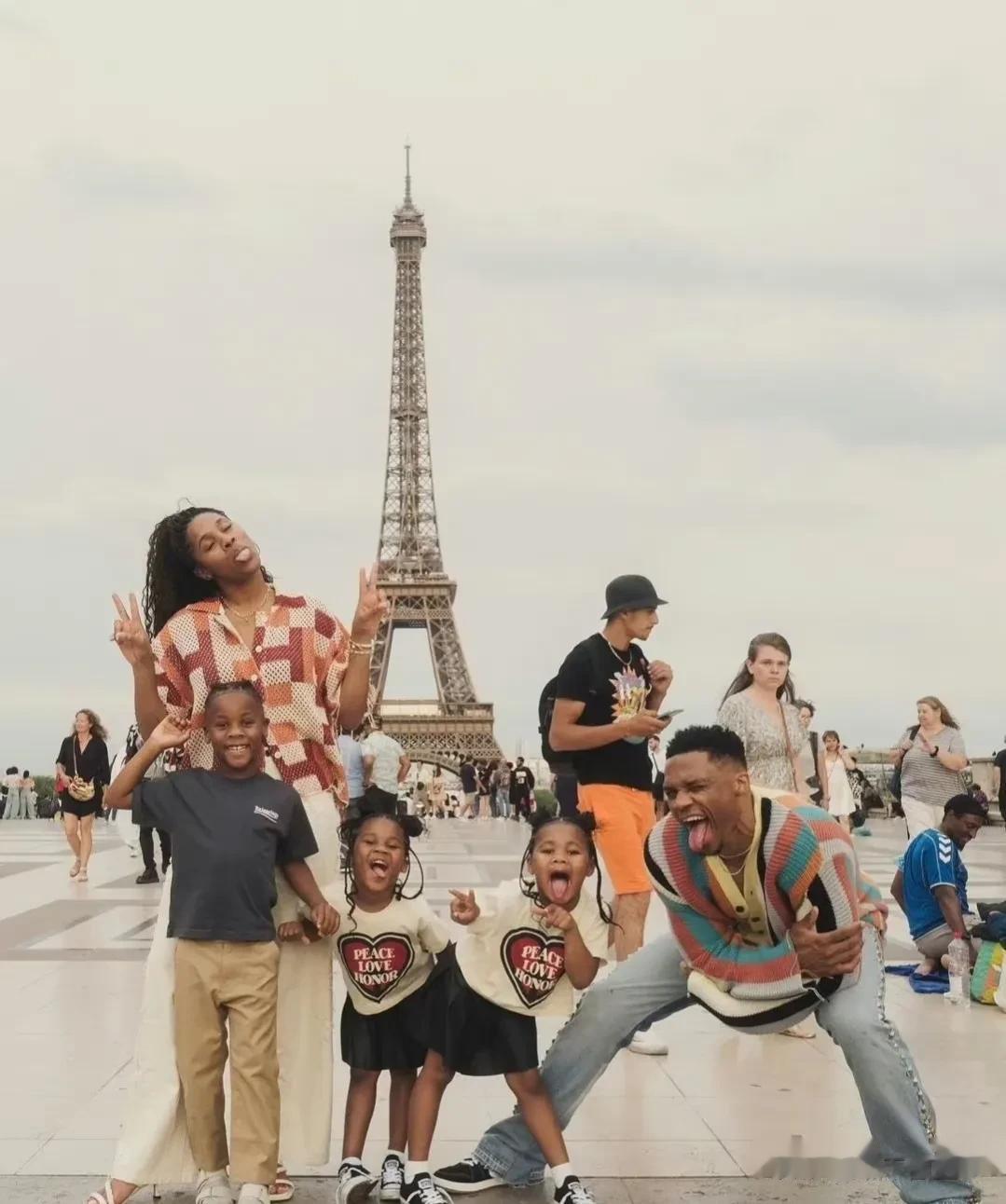 威少:合同什么的先放一边吧，还是陪陪家人最重要！！
威少和家人在巴黎拍的照片！
