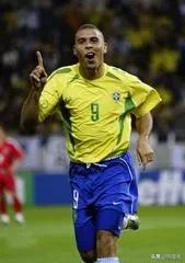 历届世界杯巴西队员总进球排行榜：
1、罗纳尔多：15球
2、贝  利：12球
3