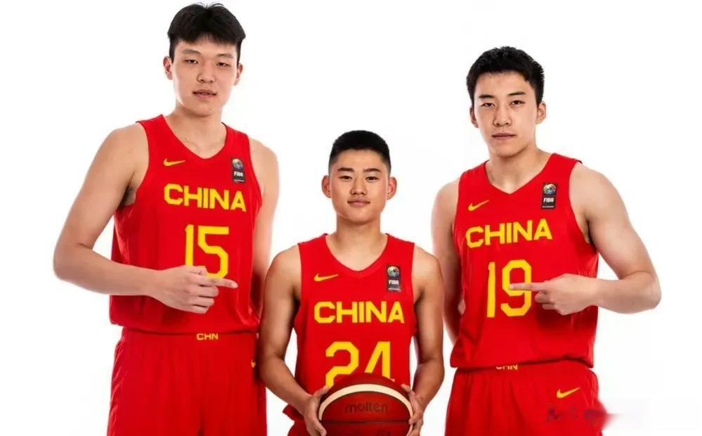 中国U19男篮惜败美国，虽败犹荣！这届世界杯，揭露了四个真相:
1、中国年轻球员(1)