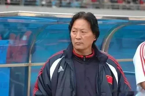 不可思议！两个被骂最惨的国产教练却执教国足拿到了东亚杯冠军，前无古人，服不服？
(2)