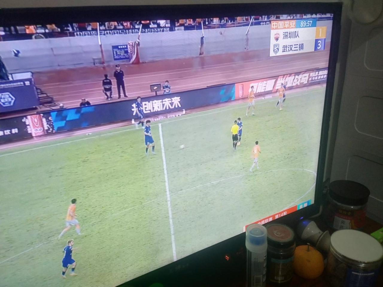 在今晚的中超比赛中，武汉三镇队凭借阿齐兹的帽子戏法，以3：1取得了比赛的胜利，而(3)