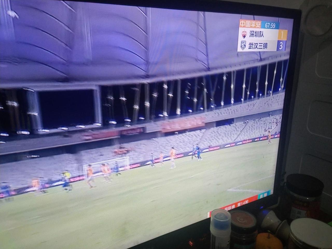 在今晚的中超比赛中，武汉三镇队凭借阿齐兹的帽子戏法，以3：1取得了比赛的胜利，而(4)